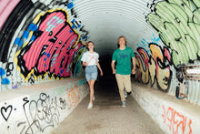 Laden Sie das Bild in den Galerie-Viewer, t shirt tiga vintage blanc avec une flèche