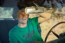 Charger l'image dans la galerie, t shirt vintage tiga logo bleu fond vert