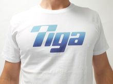 Laden Sie das Bild in den Galerie-Viewer, t shirt tiga logo bleu fond blanc vintage