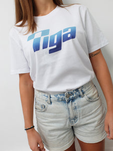 femme portant t shirt tiga logo bleu fond blanc vintage