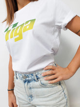 Charger l&#39;image dans la galerie, femme portant t shirt vintage tiga logo vert jaune sur fond blanc
