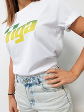 Charger l'image dans la galerie, femme portant t shirt vintage tiga logo vert jaune sur fond blanc