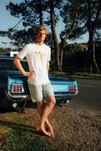 Charger l'image dans la galerie, homme portant t shirt vintage tiga logo vert jaune sur fond blanc