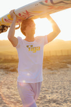 Charger l'image dans la galerie, homme avec une planche portant t shirt vintage tiga logo vert jaune sur fond blanc