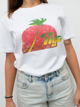 Laden Sie das Bild in den Galerie-Viewer, femme avec un t shirt vintage tiga motif palmier et short jean