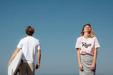 Charger l'image dans la galerie, femme qui rit portant t shirt vintage tiga rose