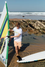 Charger l'image dans la galerie, homme portant t shirt vintage tiga style année 80 avec une voile