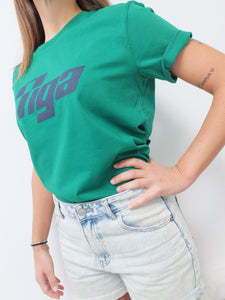 t shirt vintage tiga logo bleu fond vert femme