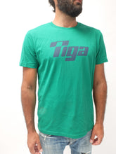 Charger l&#39;image dans la galerie, t shirt vintage tiga logo bleu fond vert homme barbu
