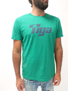 t shirt vintage tiga logo bleu fond vert homme barbu