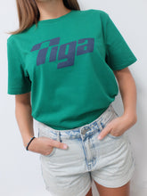 Charger l&#39;image dans la galerie, t shirt vintage tiga logo bleu fond vert femme
