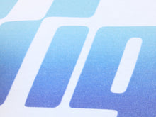 Charger l&#39;image dans la galerie, détail t shirt tiga logo bleu fond blanc vintage
