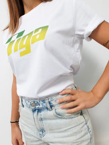 femme portant t shirt vintage tiga logo vert jaune sur fond blanc