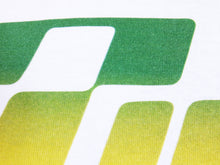 Laden Sie das Bild in den Galerie-Viewer, détails t shirt vintage tiga logo vert jaune sur fond blanc
