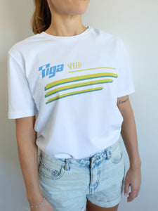 femme avec un  t shirt vintage tiga style année 80