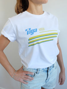 femme en short portant t shirt vintage tiga style année 80 