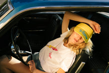 Charger l&#39;image dans la galerie, femme avec t shirt tiga vintage avec une flèche
