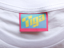 Load image into Gallery viewer, étiquette t shirt vintage tiga logo vert jaune sur fond blanc
